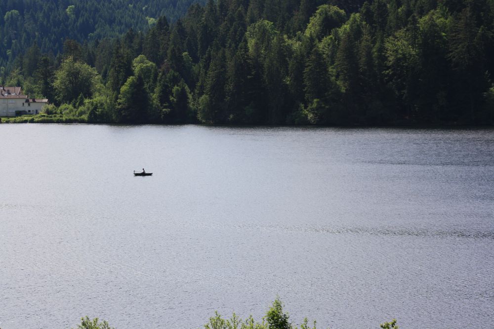 pecheur sur le lac de gerardmer